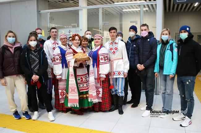 Белорусских биатлонистов встретили в Уфе хлебом и солью